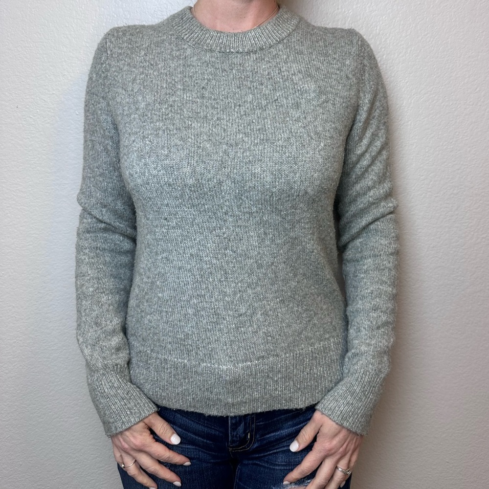 Gray gap women’s sweater with metallic neckline, small